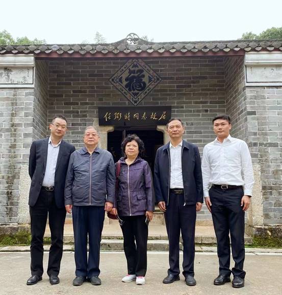 说明: 左二赵忠新