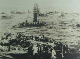 说明: C:\Users\Administrator\Desktop\党史长廊114\第一分屏材料包-党史回眸\一屏（轮播）\轮播1-默认首页-新民主主义革命时期\14-解放军横渡长江，基本宣告国民党统治的覆灭.jpg