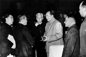 说明: C:\Users\Administrator\Desktop\党史长廊114\第一分屏材料包-党史回眸\一屏（轮播）\轮播2-社会主义革命与建设时期\28-1962年1月，毛泽东、刘少奇、周恩来、陈云、邓小平在七千人大会上.jpeg